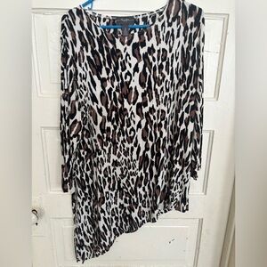 Chico’s Travelers asymmetrical hem blouse size 2/Large